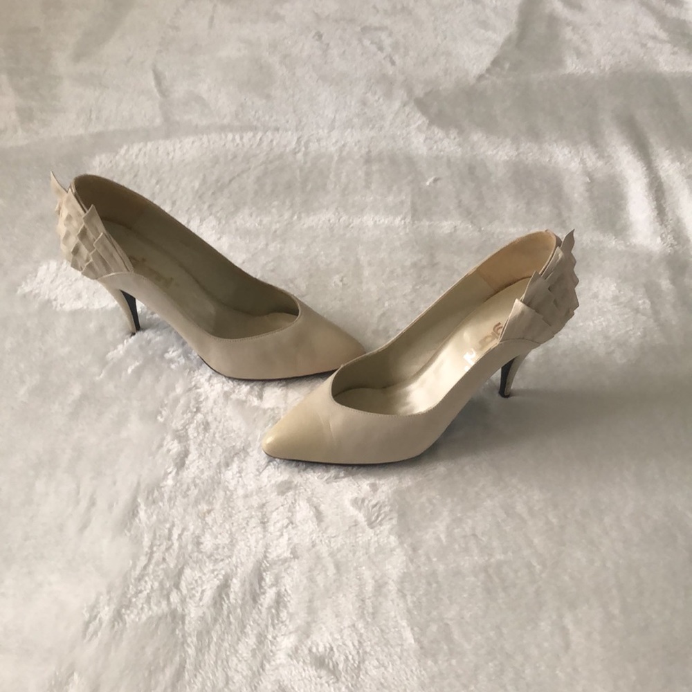 Ladies gianni off-white leather heel size 7B (medium width).